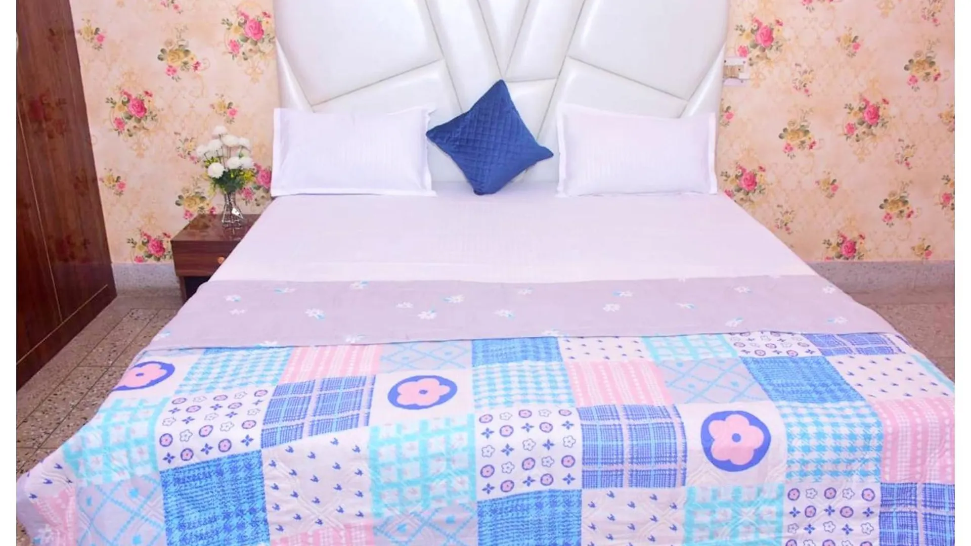 Hotel Subh Kashi # Near Shree Kashi Vishwanath Temple And Ganga Ghat - With #Wifi #Room Service #Spacious & Luxury Room - A Top Rated Premium Hotel In Varanasi