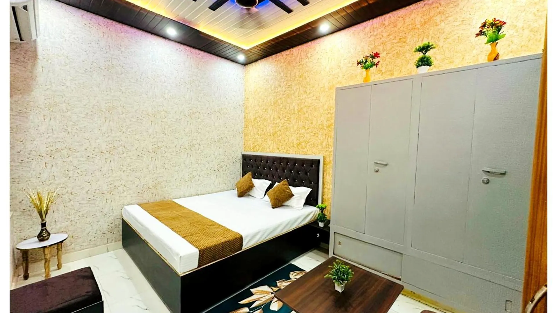 Hotel Subh Kashi # Near Shree Kashi Vishwanath Temple And Ganga Ghat - With #Wifi #Room Service #Spacious & Luxury Room - A Top Rated Premium Hotel In Varanasi
