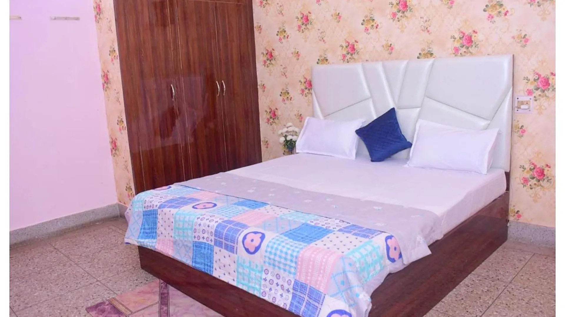 Hotel Subh Kashi # Near Shree Kashi Vishwanath Temple And Ganga Ghat - With #Wifi #Room Service #Spacious & Luxury Room - A Top Rated Premium Hotel In Varanasi