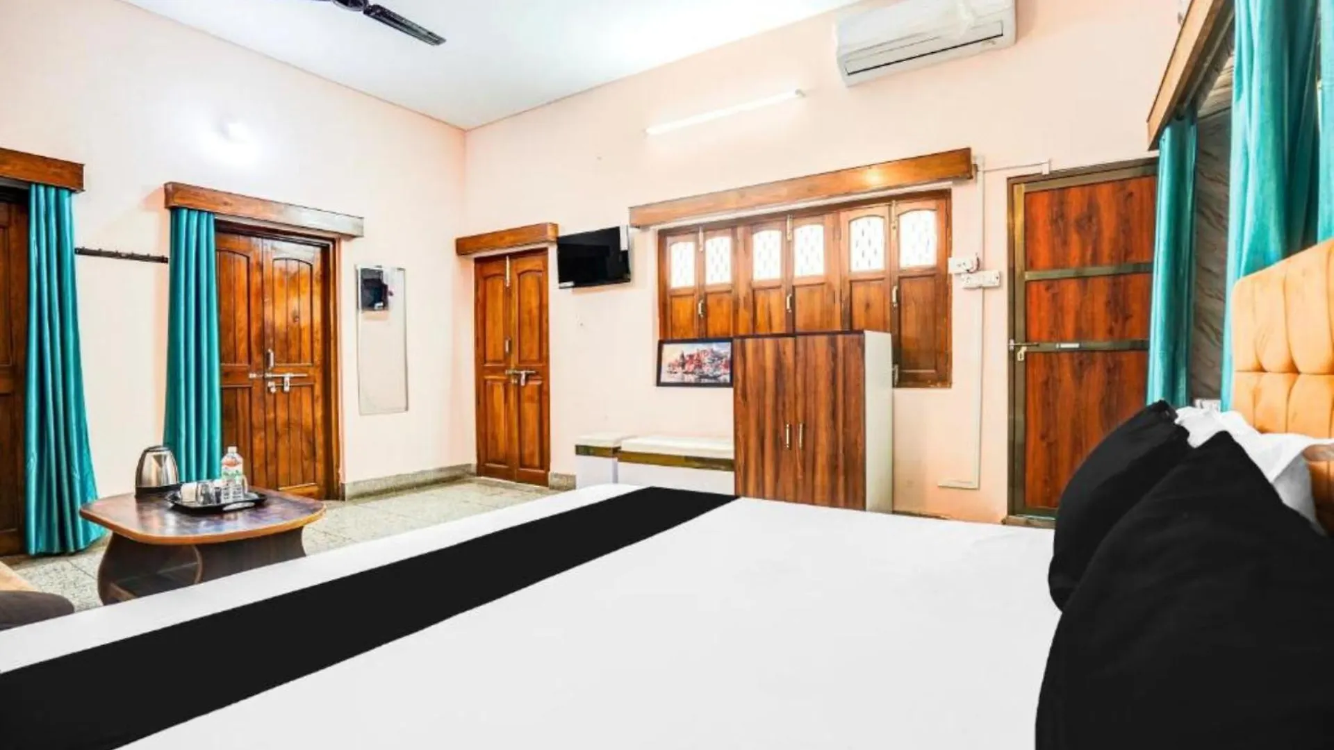 ****  Hotel Subh Kashi # Near Shree Kashi Vishwanath Temple And Ganga Ghat - With #Wifi #Room Service #Spacious & Luxury Room - A Top Rated Premium Hotel In Varanasi India
